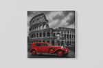 Rode Oldtimer bij het Colosseum – Canvas Wandkunst in Vierkante Uitvoering