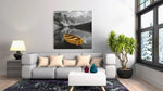 Gele Boot op Bergmeer – Canvas Schilderij als Wanddecoratie