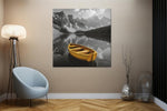 Gele Boot op Bergmeer – Canvas Schilderij als Wanddecoratie