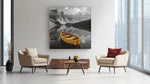 Gele Boot op Bergmeer – Canvas Schilderij als Wanddecoratie