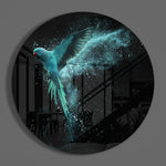 Turquoise papegaai in volle vlucht met verfspatten – Rond Glasschilderij