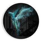 Turquoise papegaai in volle vlucht met verfspatten – Rond Glasschilderij