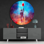 Astronaut met rode ballon boven de stad – Rond Glasschilderij