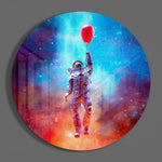 Astronaut met rode ballon boven de stad – Rond Glasschilderij