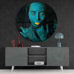 Gezicht met turquoise neongloed – Rond Glasschilderij