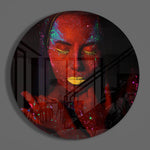 Gezicht met rode neongloed – Rond Glasschilderij