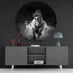Zwart-wit springend paard – Rond Glasschilderij