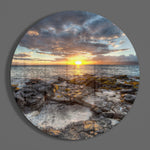 Zonsondergang boven een rotsachtige oever met mos – Rond Glasschilderij