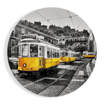 Gele trams in een geplaveide straat – Rond Glasschilderij