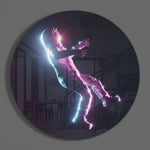 Vallende figuur in neongloed – Rond Glasschilderij