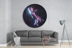 Vallende figuur in neongloed – Rond Glasschilderij