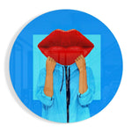 Popart-gezicht met rode lippen en blauw – Rond Glasschilderij
