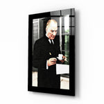 Atatürk bij een Koffiemoment – Glasschilderij