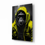 Gele Raincoat Headphone gorilla – Glasschilderij