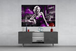 Blondine in violet satijn aan de bar – Glasschilderij