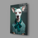 Witte hond met blauwgroene strik en krulspelden – Glasschilderij