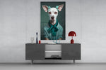 Witte hond met blauwgroene strik en krulspelden – Glasschilderij