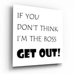 Zwarte Boss-quote op Witte Achtergrond – Vierkant Glasschilderij
