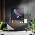 Zwevende astronaut met neonlicht – Dibond Schilderij