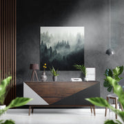 Nevelig naaldbos in zachte mist – Dibond Schilderij