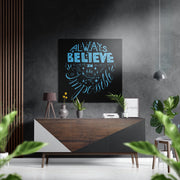 Hemelsblauwe tekst Believe op zwart – Dibond Schilderij