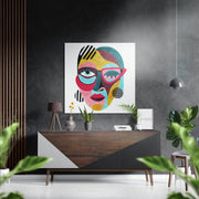 Gezicht met roze cat-eye-bril – Dibond Schilderij