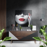 Portret van vrouw met rode lippen en krullend haar – Dibond Schilderij