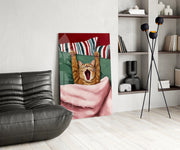 Yawning Kat in Bed Glasschilderij
