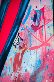 Urban Rebel Bot – 3D-Reliefbild mit Roboterkaninchen, Neonakzenten und Graffiti