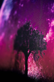 3D-Reliefbild – Baum unter einem magentafarbenen Mond – Violett, Pink & Blau – Luxuriöse Wanddekoration
