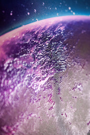 3D-Reliefbild – Baum unter einem magentafarbenen Mond – Violett, Pink & Blau – Luxuriöse Wanddekoration