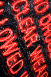 Urban Mandate – Peinture en relief 3D puissante avec néons rouges