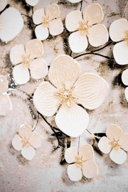 Ivory Floral Symphony – Weiße Blüten mit 3D-Relief