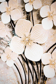 Ivory Floral Symphony – Weiße Blüten mit 3D-Relief