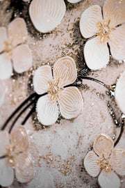 Ivory Floral Symphony – Weiße Blüten mit 3D-Relief