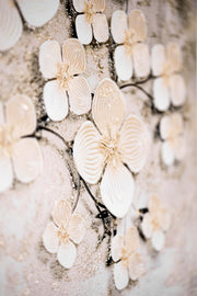 Ivory Floral Symphony – Weiße Blüten mit 3D-Relief