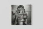 Leeuw in het Toilet – Canvas Schilderij als Wanddecoratie
