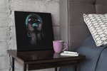 Portret van een Vrouw met Turkooizen make-up – Vierkante Canvas Wanddecoratie – Canvas Wandkunst in Vierkante Uitvoering