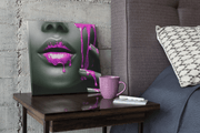 Vrouw met paarse verf – Modern Canvas Schilderij – Vierkant Canvas Schilderij voor de Wand