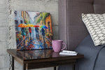 Kleurrijke Regenachtige Straat – Canvas Wandkunst in Vierkante Uitvoering