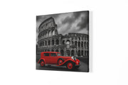 Rode Oldtimer bij het Colosseum – Canvas Wandkunst in Vierkante Uitvoering