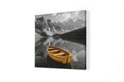Gele Boot op Bergmeer – Canvas Schilderij als Wanddecoratie