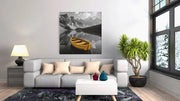 Gele Boot op Bergmeer – Canvas Schilderij als Wanddecoratie