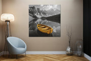 Gele Boot op Bergmeer – Canvas Schilderij als Wanddecoratie