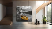Gele Boot op Bergmeer – Canvas Schilderij als Wanddecoratie