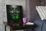 Vrouw Groene Vlinder – Vierkant Canvas Kunstwerk voor het Interieur