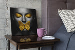 Vrouw Gele Vlinder – Vierkante Canvas Wandkunst