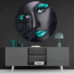 Grijs gezicht met turquoise wimpers en lippen – Rond Glasschilderij