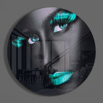 Grijs gezicht met turquoise wimpers en lippen – Rond Glasschilderij