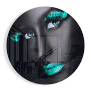 Grijs gezicht met turquoise wimpers en lippen – Rond Glasschilderij